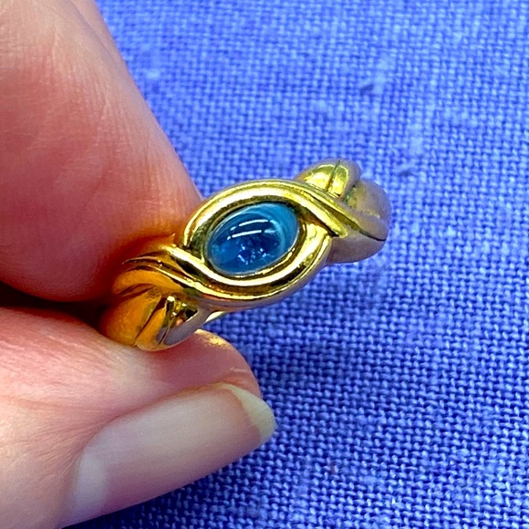 Avon Jewelry - Vintage Avon ring size 7.75 gold tone with a blue center stone 🌷🌺